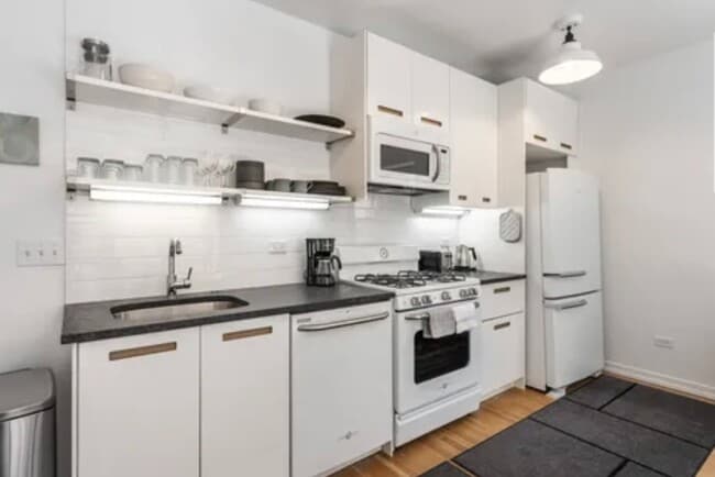 Building Photo - Gorgeous 2 bed 2 bath in the Uptown area