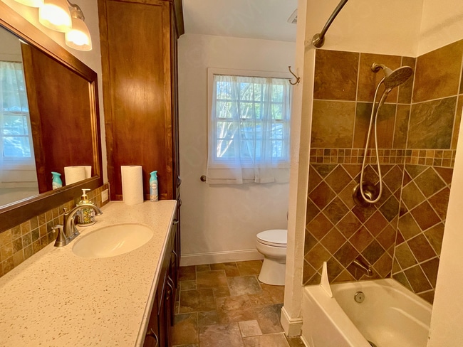 Building Photo - 1041 Ivy Ln