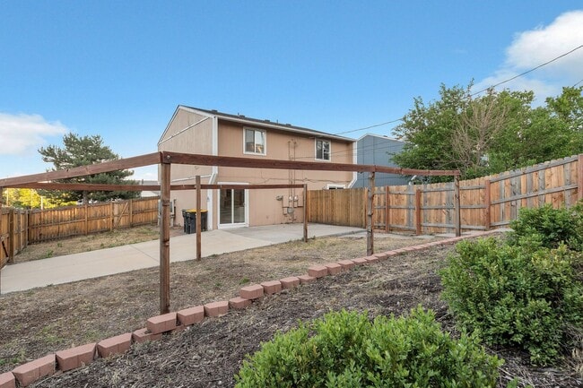 Building Photo - 2 Bedroom Duplex with Updates, Large Fence...