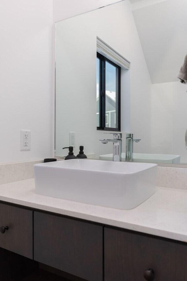Building Photo - Fully Furnished - 2 bedroom / 2.5 unit in Victor with Garage