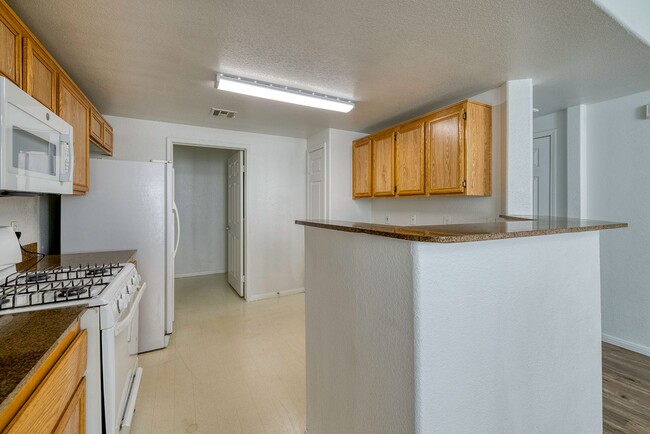 Building Photo - GREAT 2 BEDROOM CONDO IN THE SW - GATED CO...