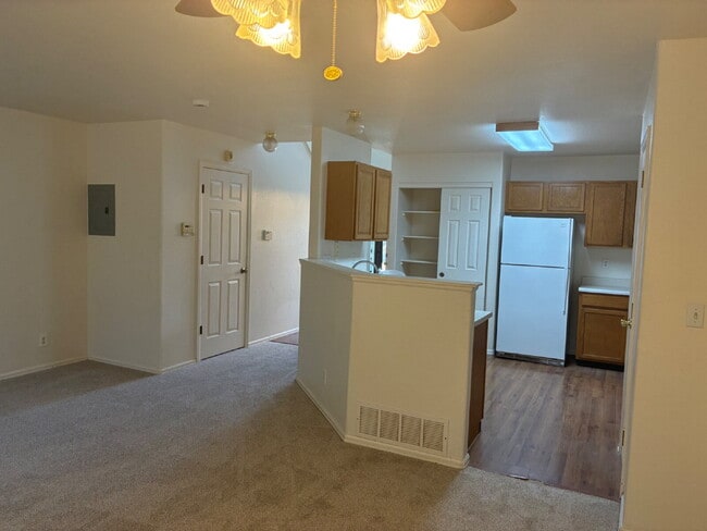 Building Photo - Very Nice 2 Bedroom, 2 1/2 Bath Townhome in Quail Run! Community Pool & Tennis Courts! Minutes To...