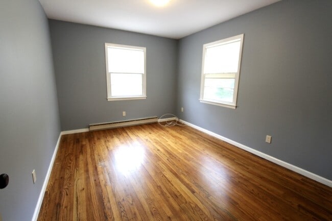 Building Photo - 4 Bedroom 3 Bath Well Kept House in West H...