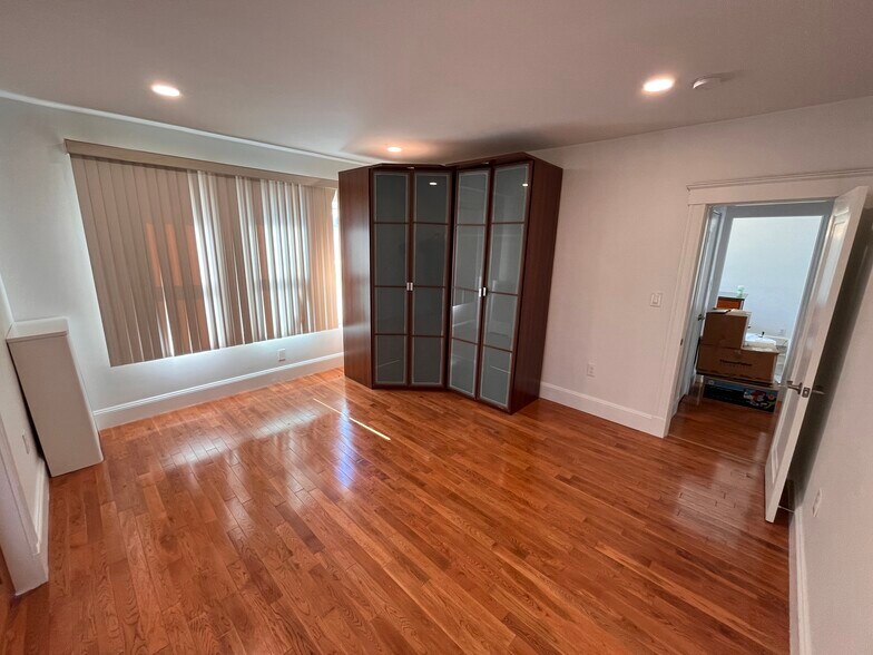 Building Photo - 121 Shore Dr