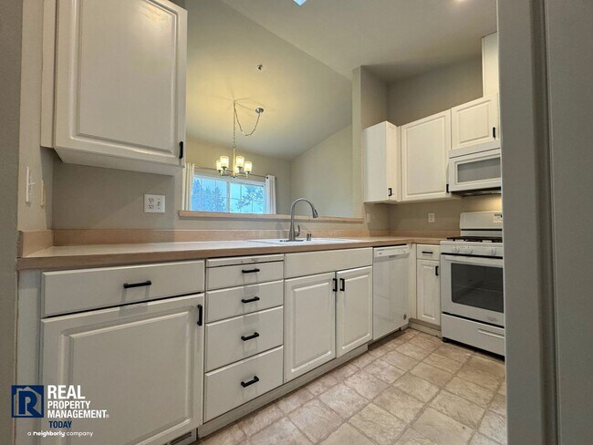 Building Photo - Beautiful 3 Bedroom Condo in Renton, WA!