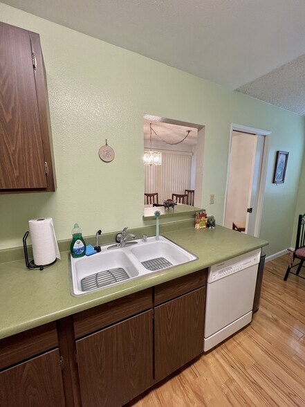 kitchen - 1339 N Columbus Ave