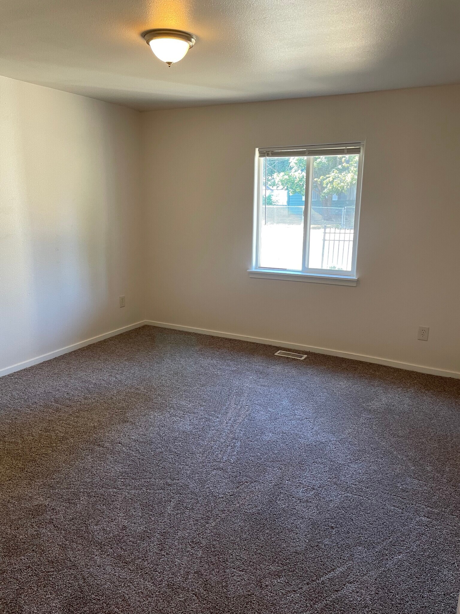 Bed 1 - 12434 SE Reedway St