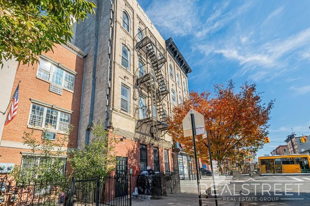 Building Photo - Spacious 2 BED + office in Bushwick