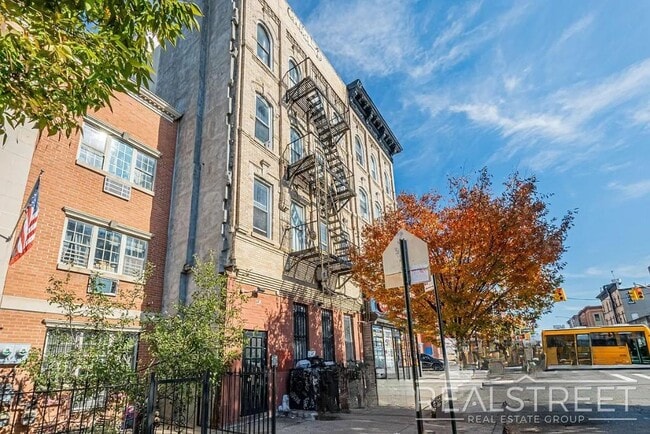 Building Photo - Spacious 2 BED + office in Bushwick