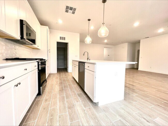 Building Photo - Beautiful 3-Bed, 2-Bath Lennar Home in Daf...