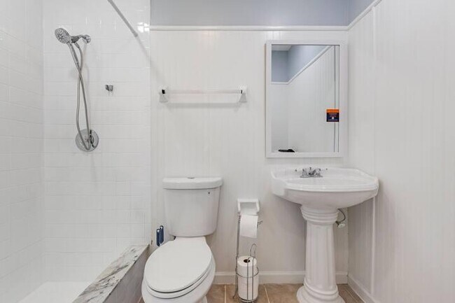 Building Photo - 1630 Shaker Cir
