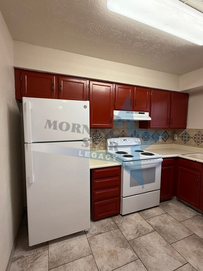 Building Photo - 3 Bed Condo W/ yard!