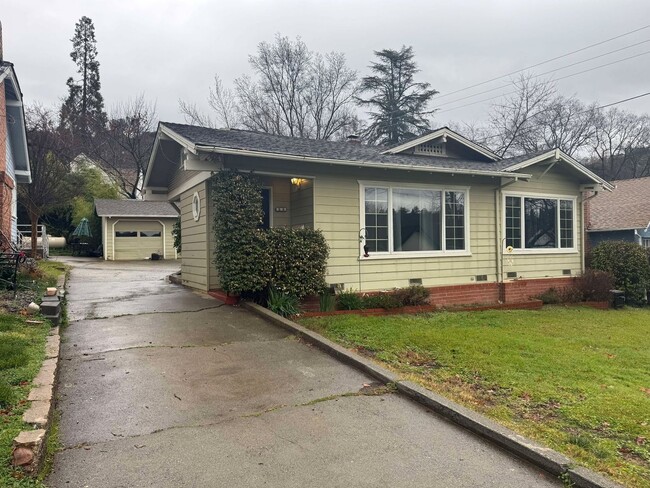 Building Photo - Cozy Downtown home with Fenced backyard