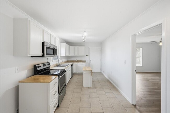 Building Photo - 418 Russell St