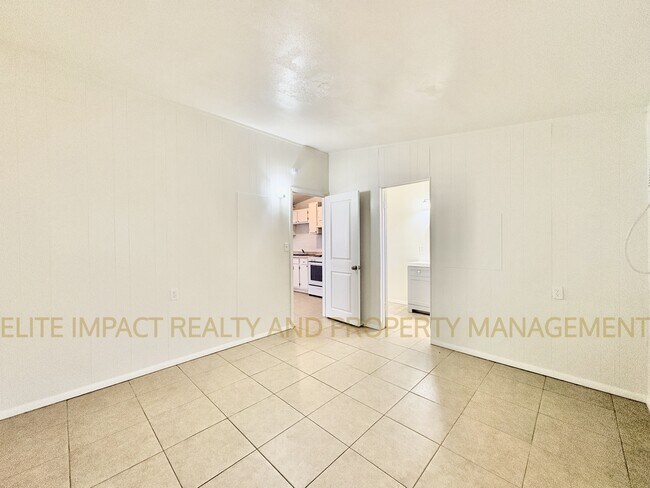 Building Photo - 2460 N Treat Ave