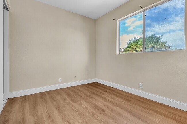 Building Photo - 349 N Eucalyptus Ave