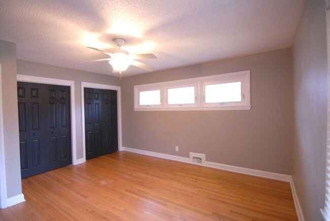 Building Photo - Mid-century style 3 bedroom 2 bath brick r...