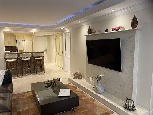 Building Photo - 2555 Collins Ave