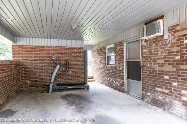 Building Photo - 219 Roslyn Rd