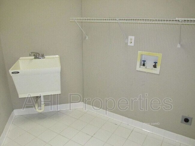 Building Photo - 6031 Rosemont Rd