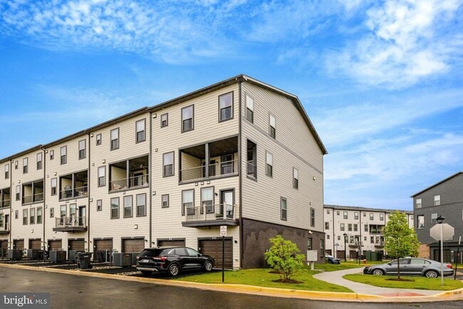 Building Photo - 20941 Bluebird Sq