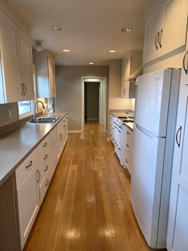 Building Photo - 1545 Brookside Dr