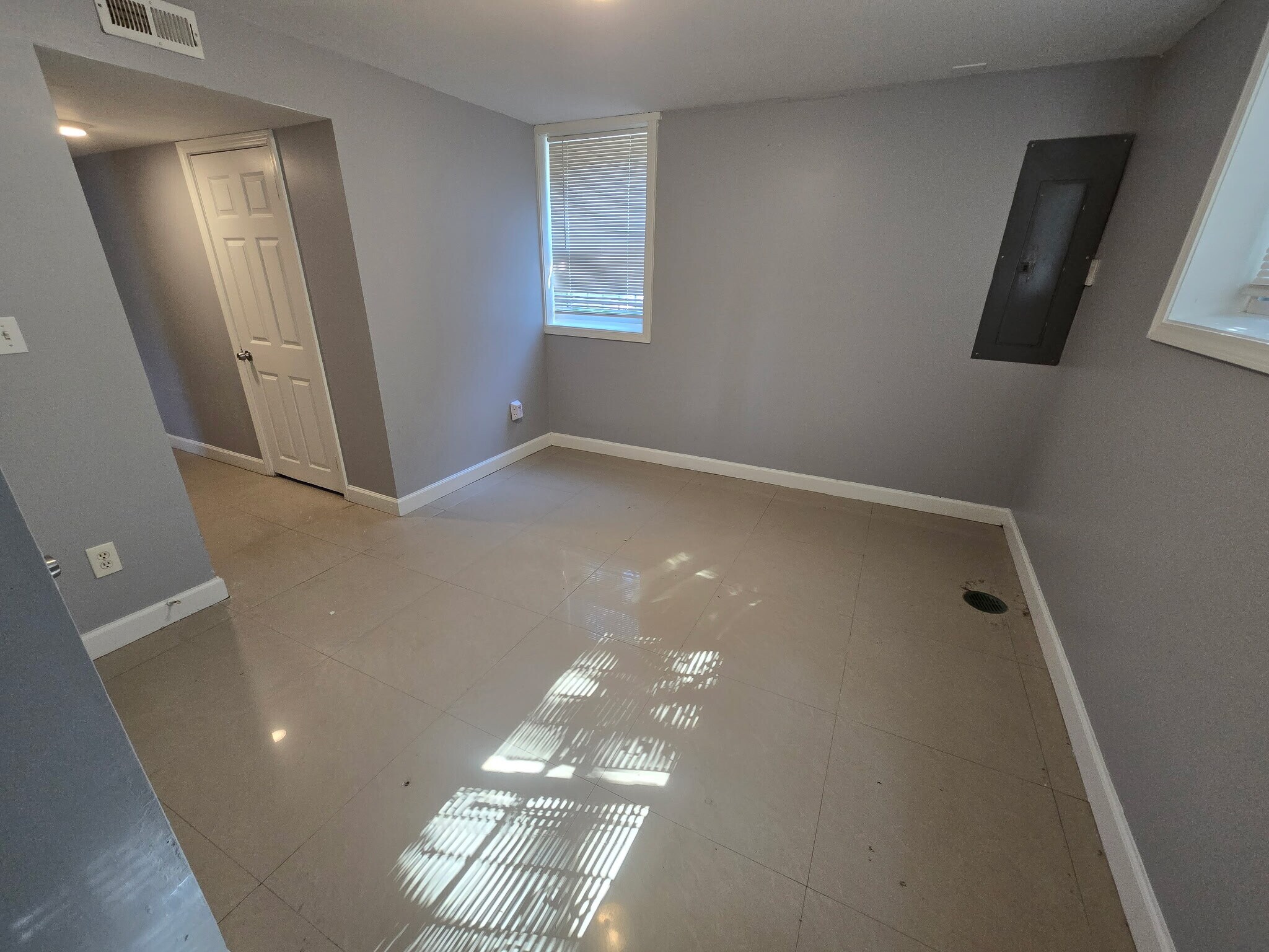 Building Photo - 2297 Glendale Dr