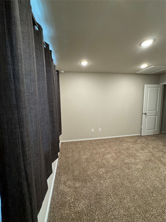 Building Photo - 710 Crystal River