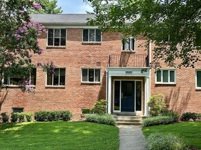 Building Photo - Light filled one-bedroom condo located in the Bethesda Parkside community.