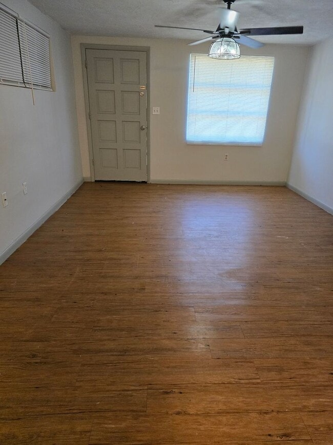 Building Photo - Adorable 2/1.5 in Beverly Hills!!!
