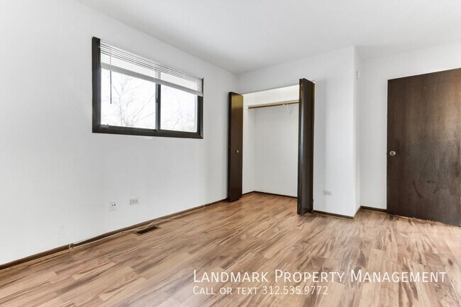 Building Photo - 18819 Oakwood Ct