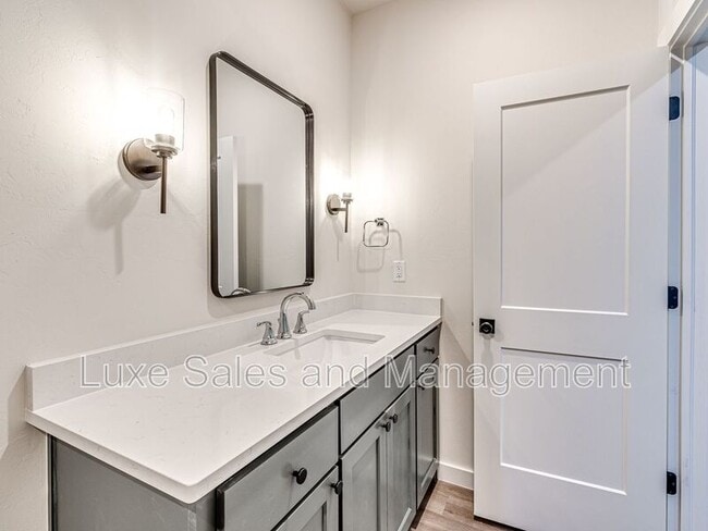 Building Photo - 606 W 2nd St