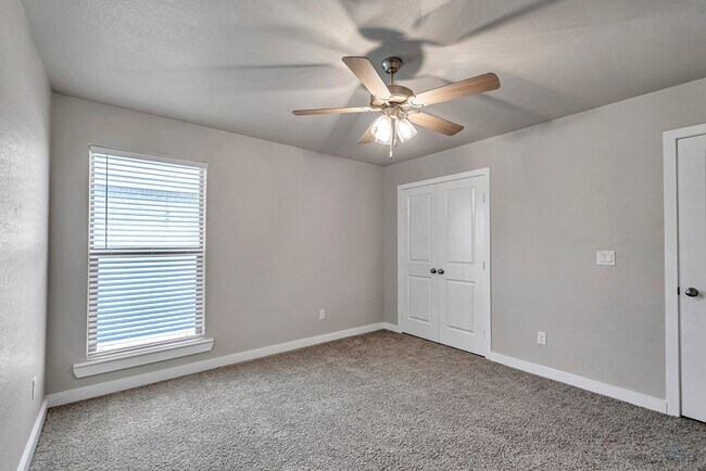 Building Photo - 1303 Red Cliff Ave