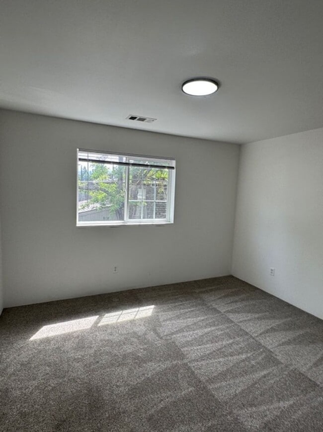 Building Photo - COMING SOON - 3 BEDROOM TOWNHOME W/ GARAGE- FRESH PAINT AND NEW FLOORING