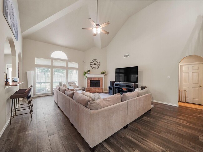 Building Photo - 719 Rock Springs Dr
