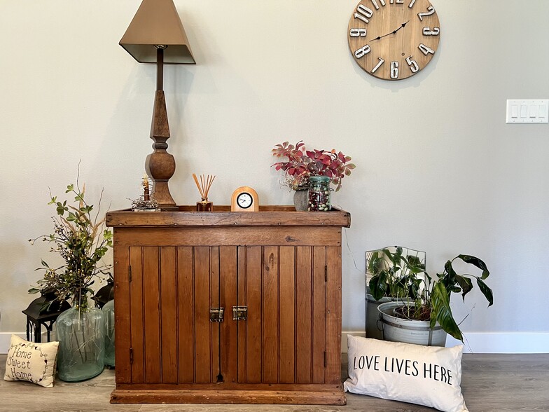 Decor - 725 Melendy Ln