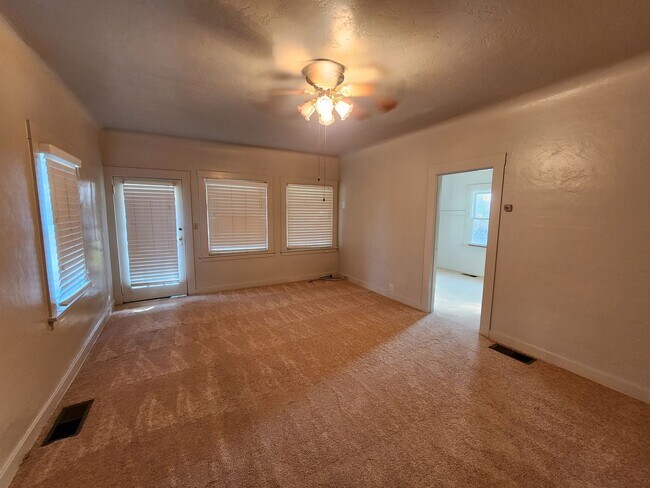 Building Photo - 555 Wallis Ave