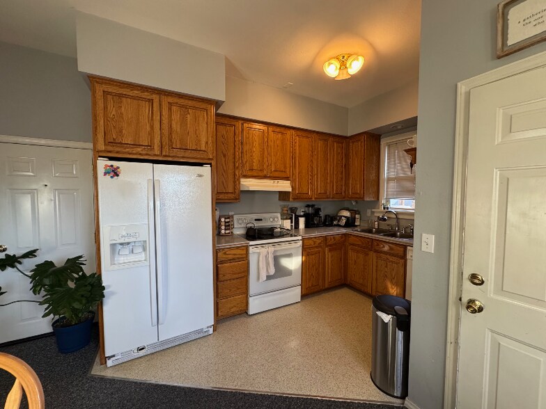 Building Photo - 615 W Waverly Pl