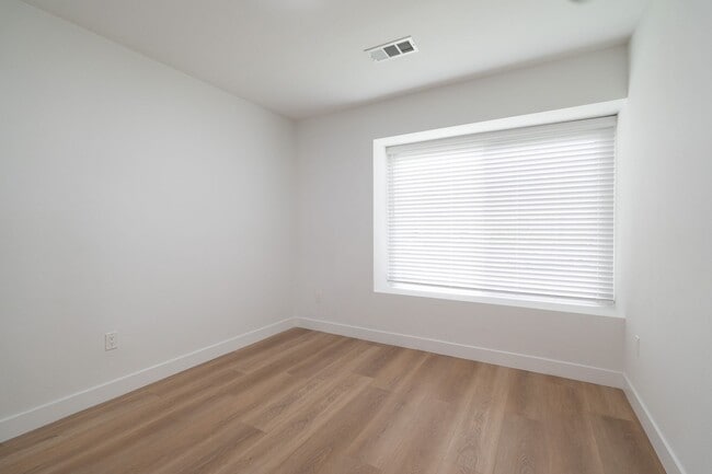 Building Photo - Charming 3 Bedrooms 2 Bathrooms Home $4,00...