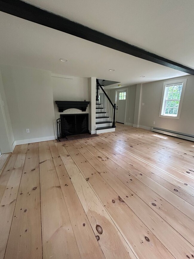 Building Photo - Beautiful renovated 5 bedroom 2.5 bath sin...
