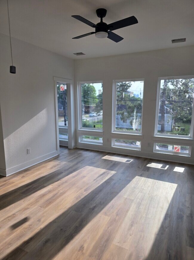 Building Photo - 1206 Schweikhardt St