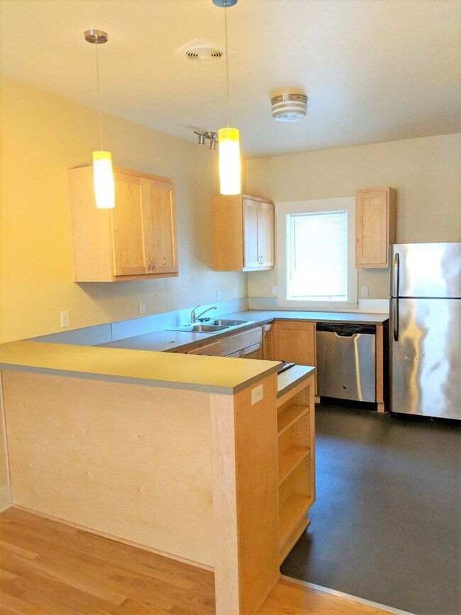 Building Photo - Updated 3 bedroom/3 bathroom duplex at E. ...