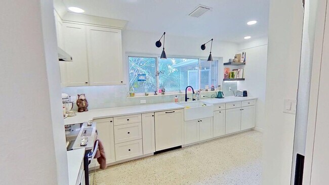 Building Photo - Lake Pasadena - Charming 2 Bedroom Home with Spacious Yard