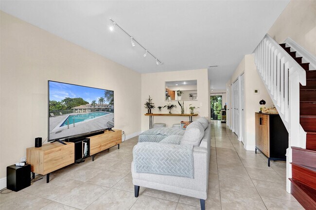 Building Photo - 9851 Riverside Dr