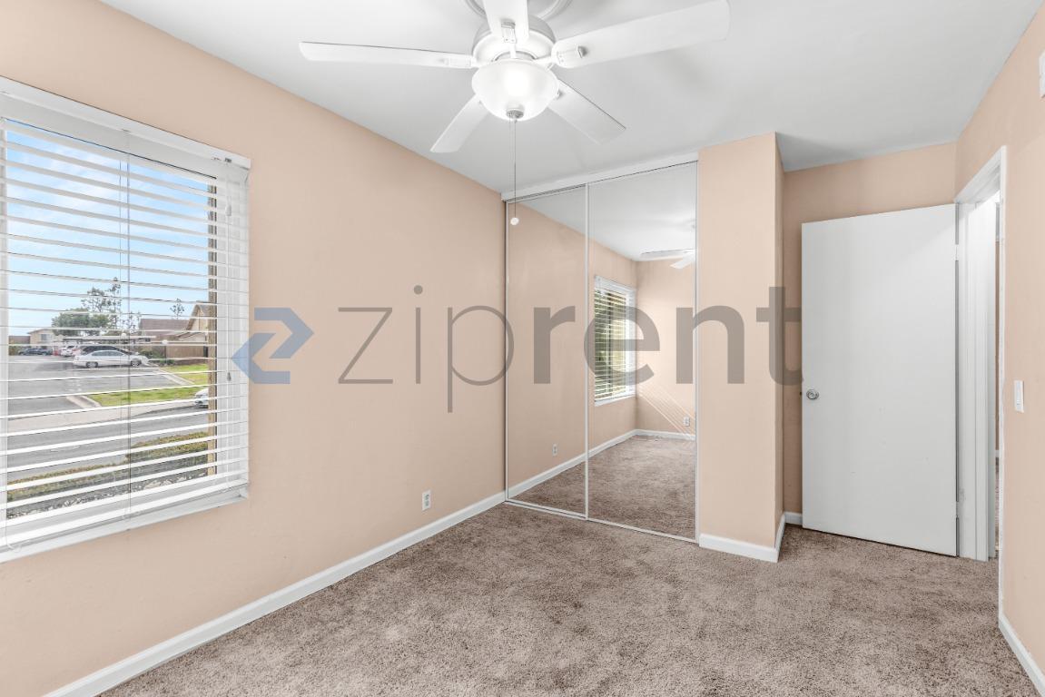 Building Photo - Unit Row 3