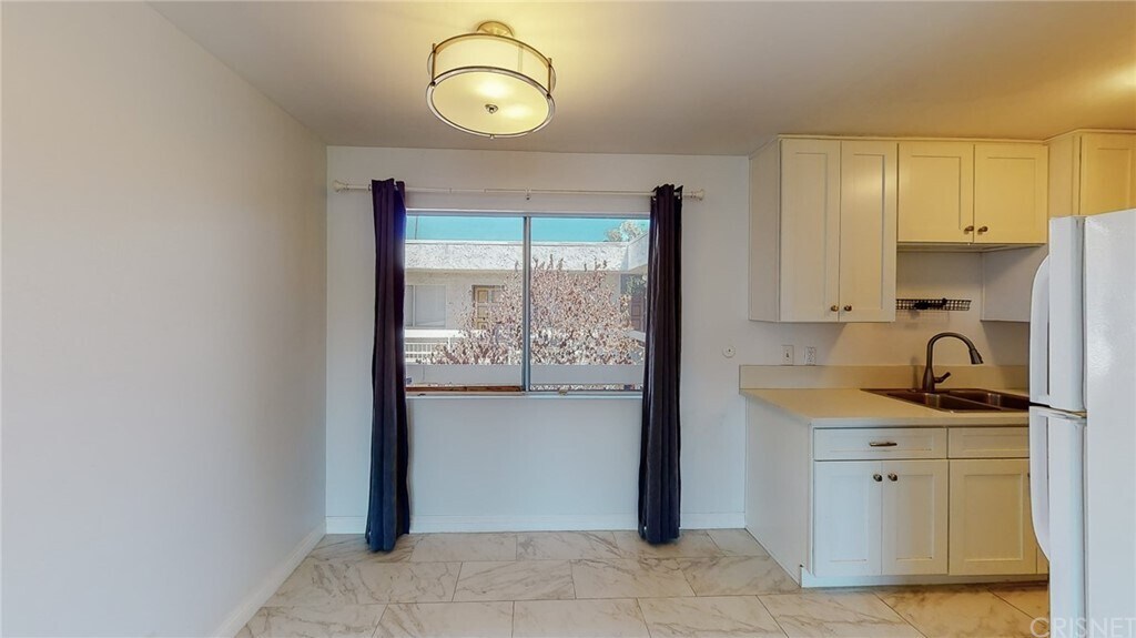 Building Photo - 12157 Moorpark St