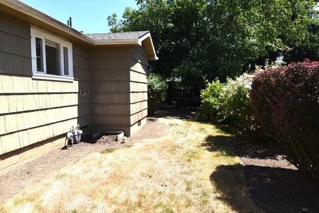 Building Photo - Cozy Home waiting for you.