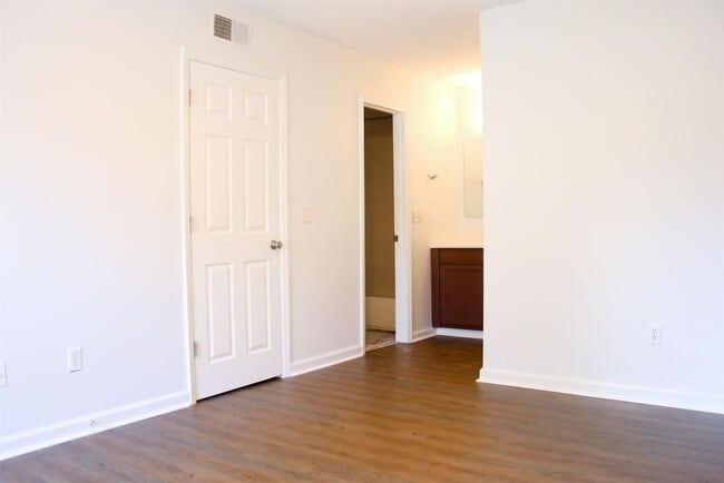 Building Photo - 515 Basswood Ave