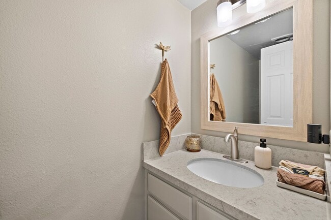 Building Photo - Charming Townhome in Turtle Rock