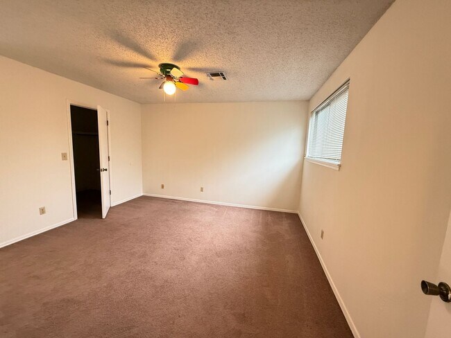 Building Photo - 3 Bedroom Duplex: One bed Downstairs, 2 large bedrooms upstairs